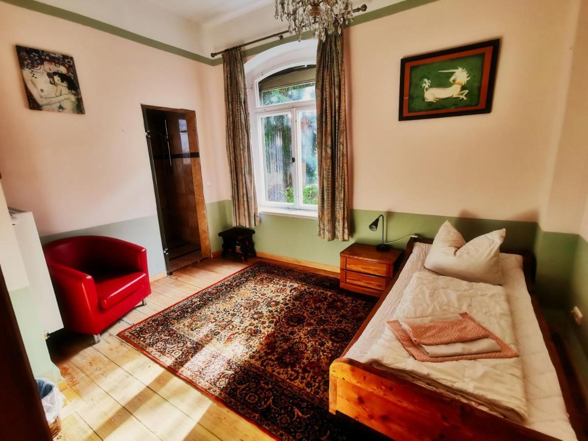 Hummel Hostel - Historische Stadtvilla Mit Garten Веймар Экстерьер фото
