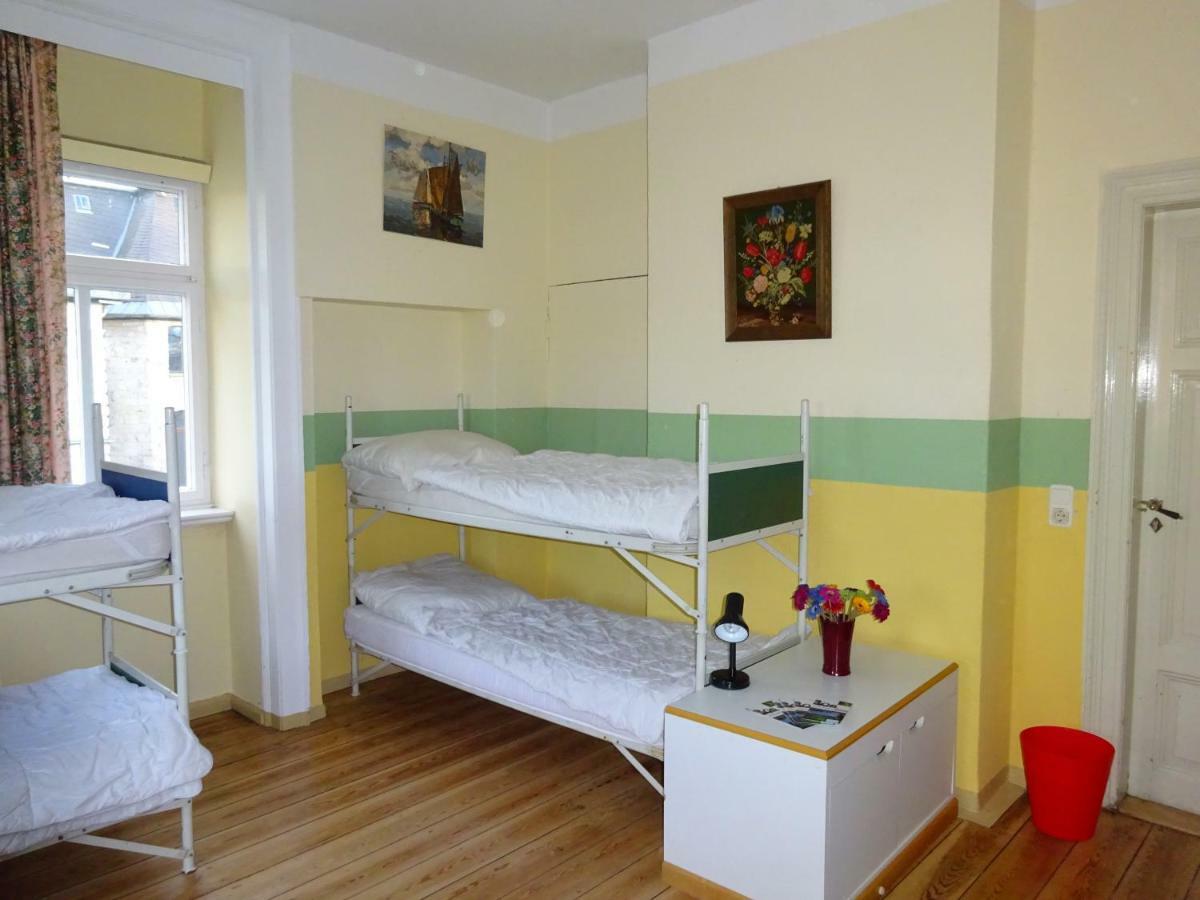 Hummel Hostel - Historische Stadtvilla Mit Garten Веймар Экстерьер фото